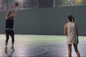 华体会体育-妻子帮忙捡球！付豪晒投篮训练视频：美好的一切